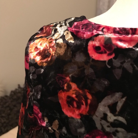 Velvet Crop Top 🖤 - Picture 6 of 7